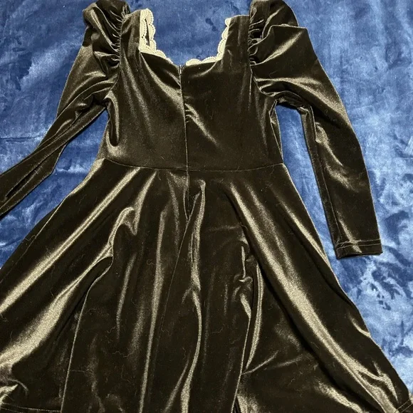 Elegant Velvet Kids Dress in Black - Picture 8 of 8